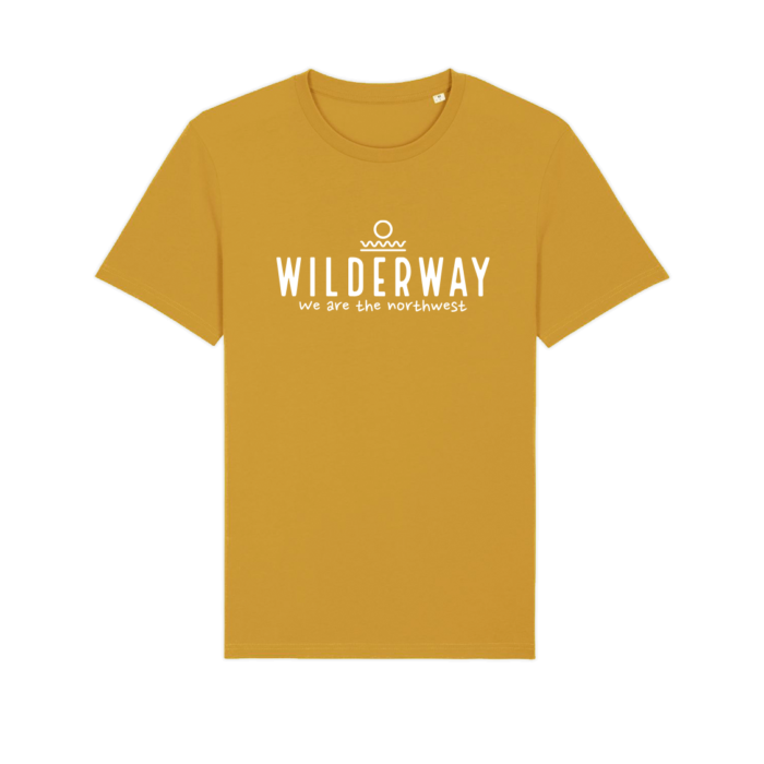 La camiseta wilderway ocre está confeccionada con algodón orgánico