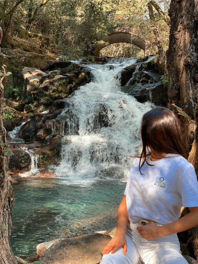 Cristina Alonso en Sanxenxo disfrutando de la naturaleza con la camiseta basic blanca de Wilderway
